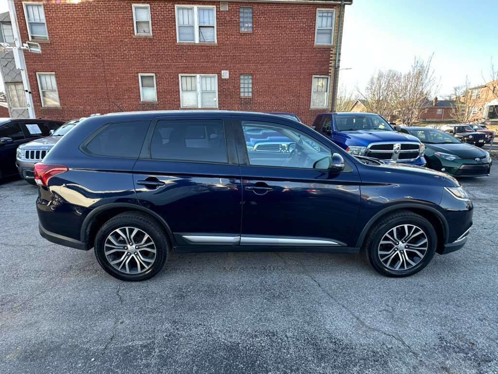 Used 2016 Mitsubishi Outlander SE image 4