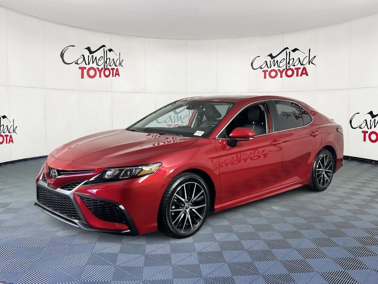 Used 2023 Toyota Camry SE w/ Convenience Package FWD image 4