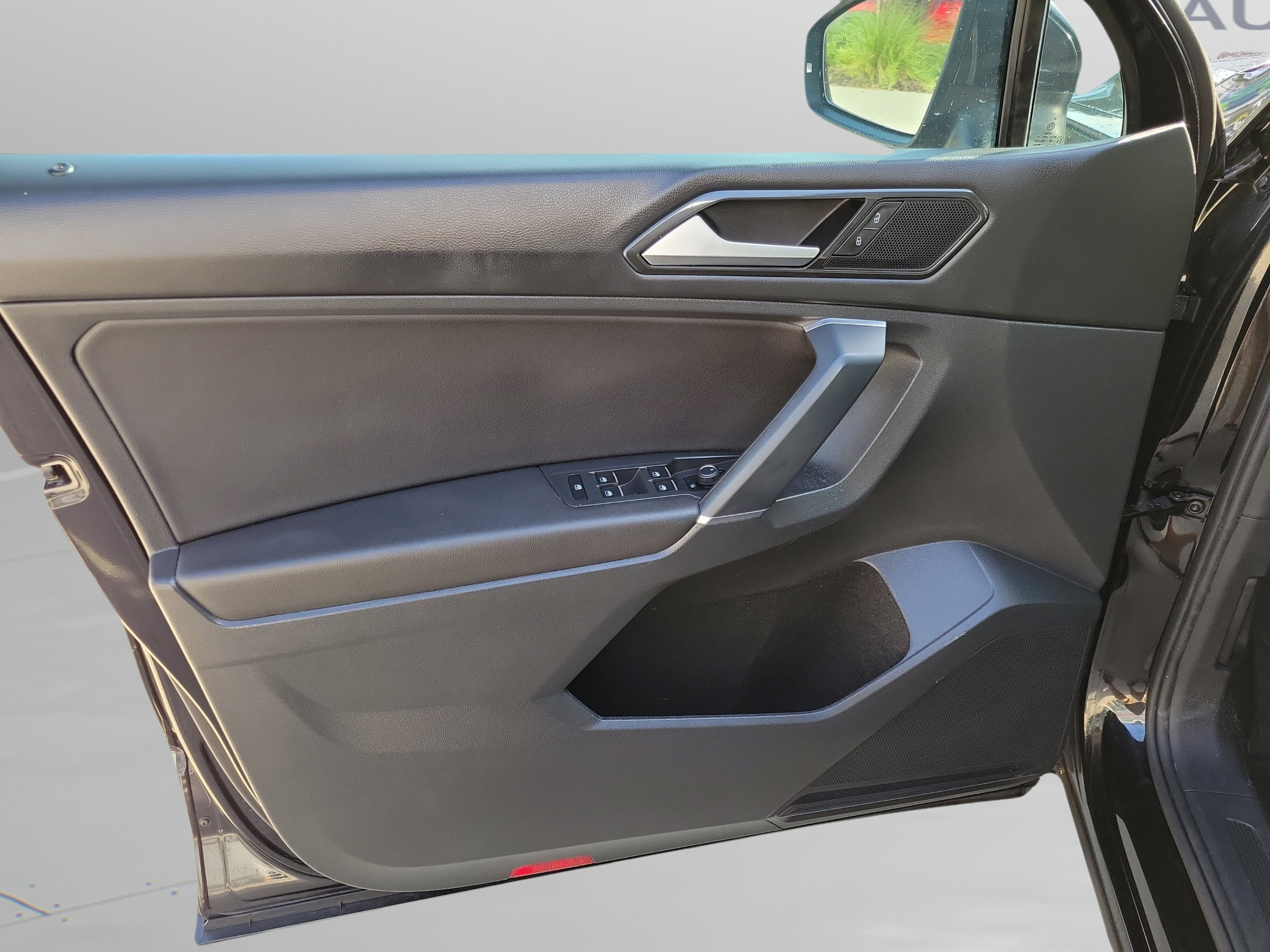 Used 2018 Volkswagen Tiguan SE w/ Panoramic Sunroof Package FWD image 7