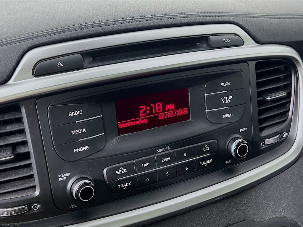 Used 2017 Kia Sorento L image 12