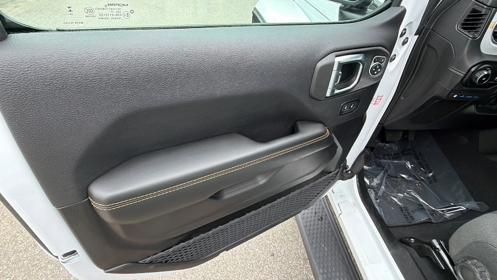 Used 2025 Jeep Wrangler Sahara image 14