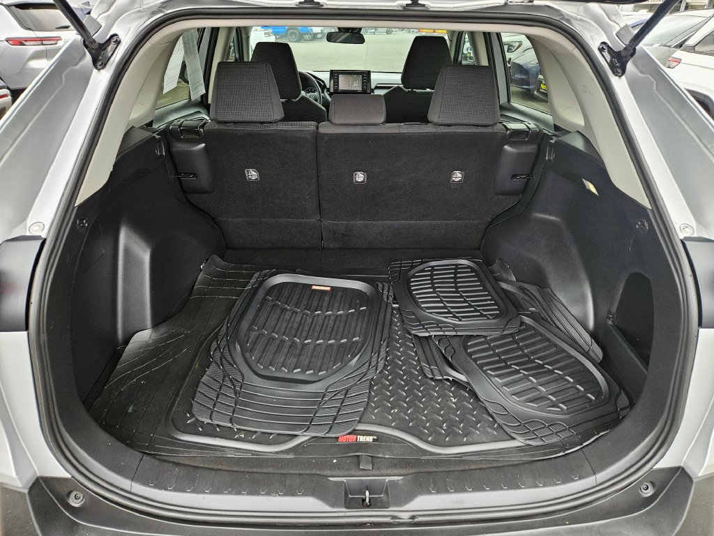 Used 2022 Toyota RAV4 LE AWD/4WD image 12