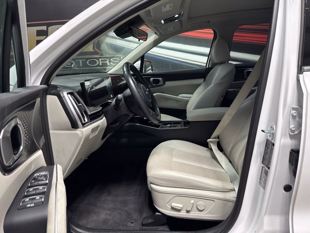 Used 2025 Kia Sorento S w/ Panoramic Sunroof Package FWD image 4