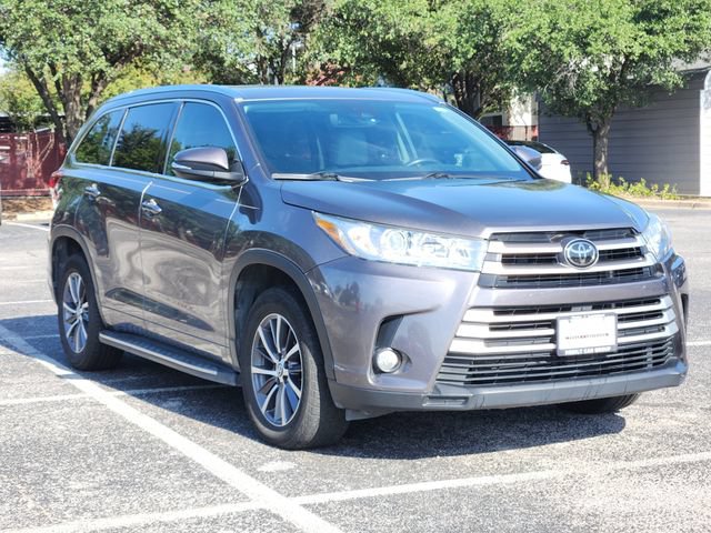 Used 2018 Toyota Highlander XLE FWD image 2