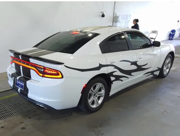 Used 2016 Dodge Charger SE RWD image 2