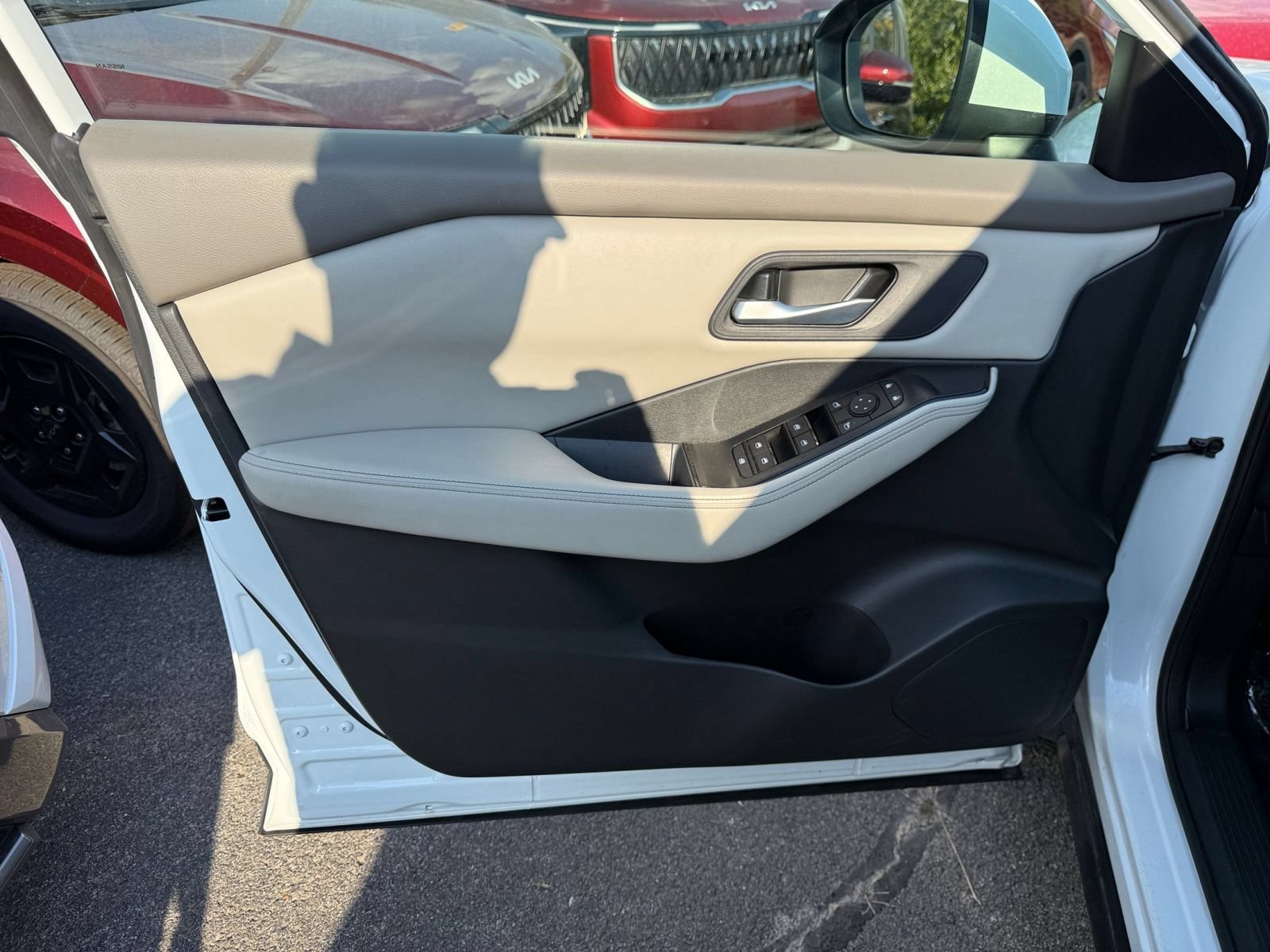 Used 2025 Nissan Rogue SV AWD/4WD image 18