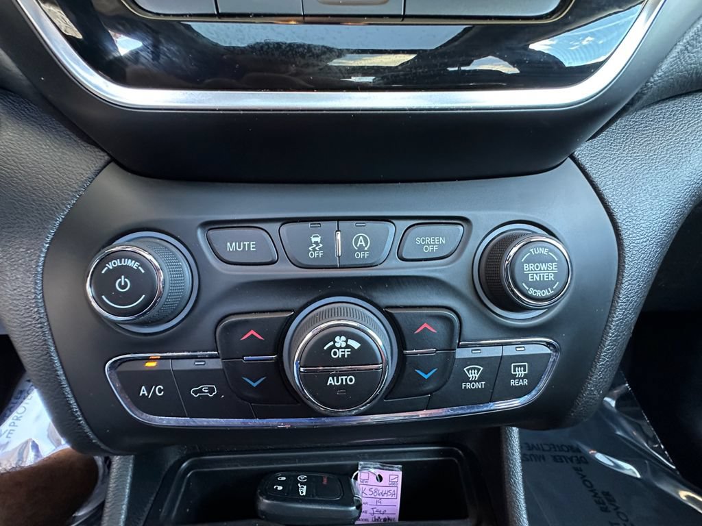 Used 2019 Jeep Cherokee Limited AWD/4WD image 20