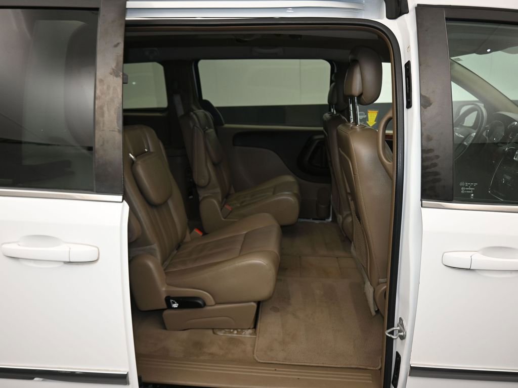 Used 2014 Chrysler Town & Country Touring image 37