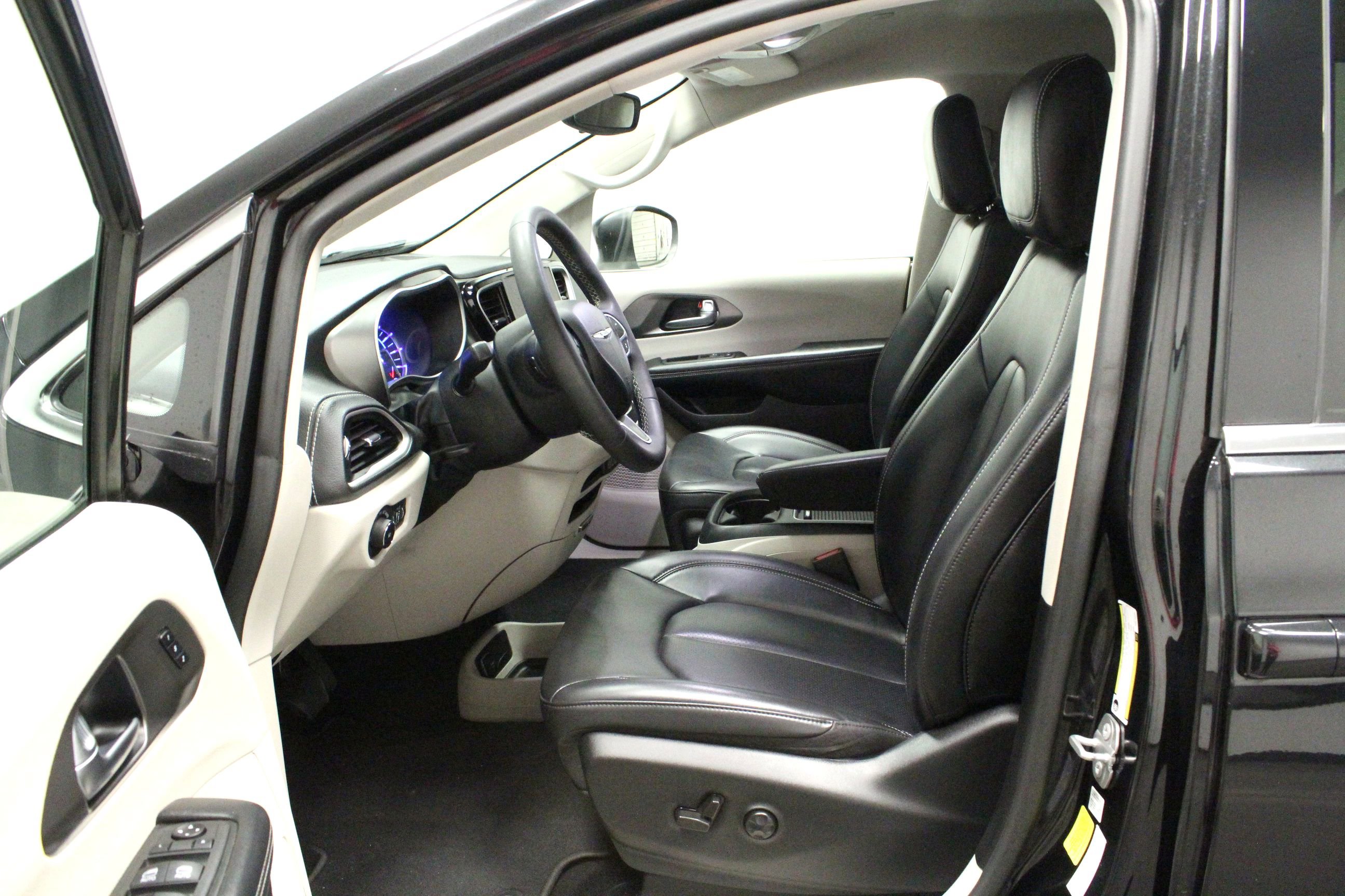 Used 2023 Chrysler Pacifica Touring-L FWD image 12