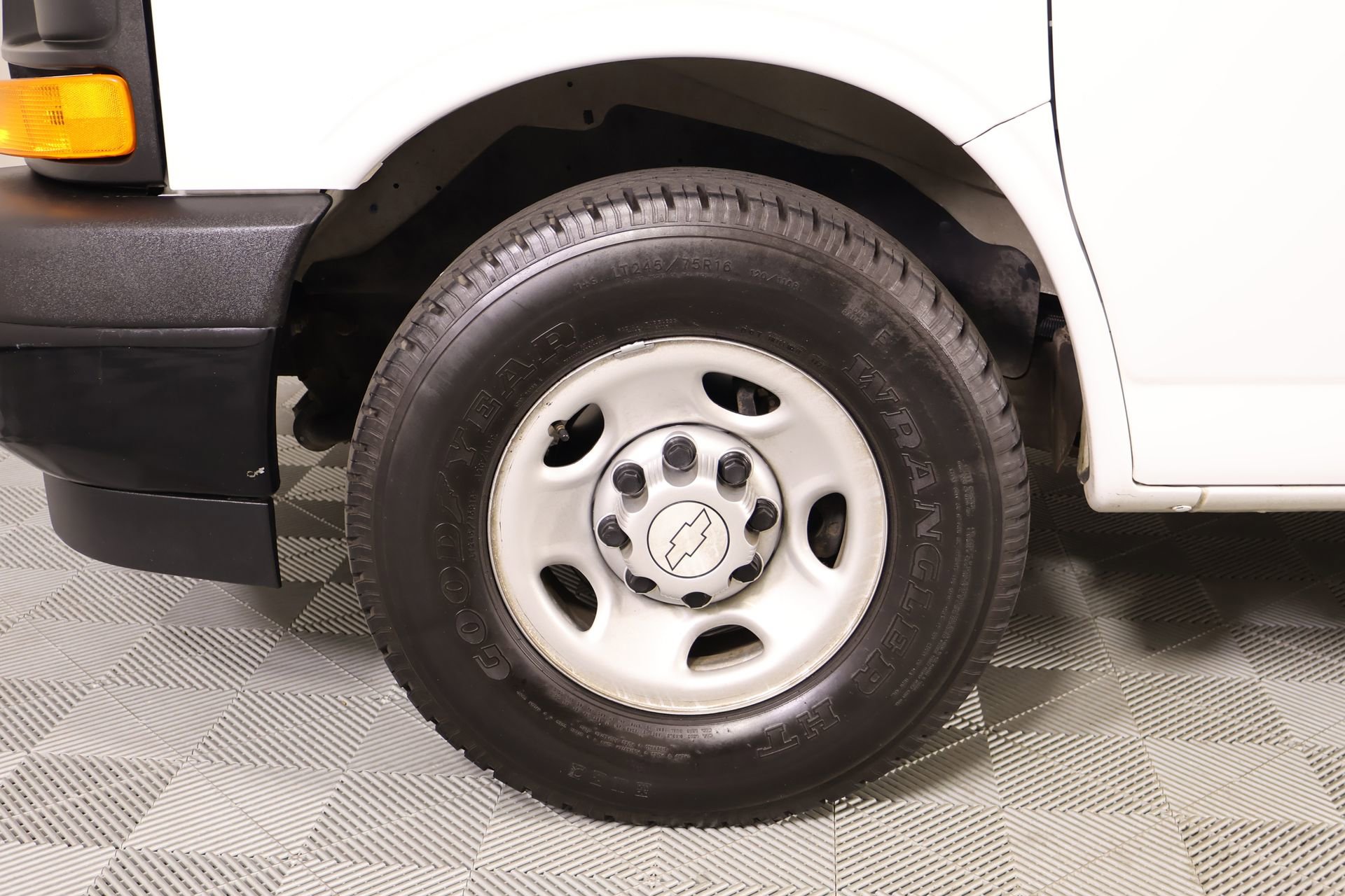 Used 2017 Chevrolet Express 2500 RWD image 14