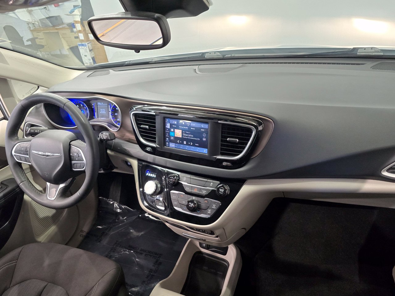 Used 2023 Chrysler Voyager LX FWD image 10