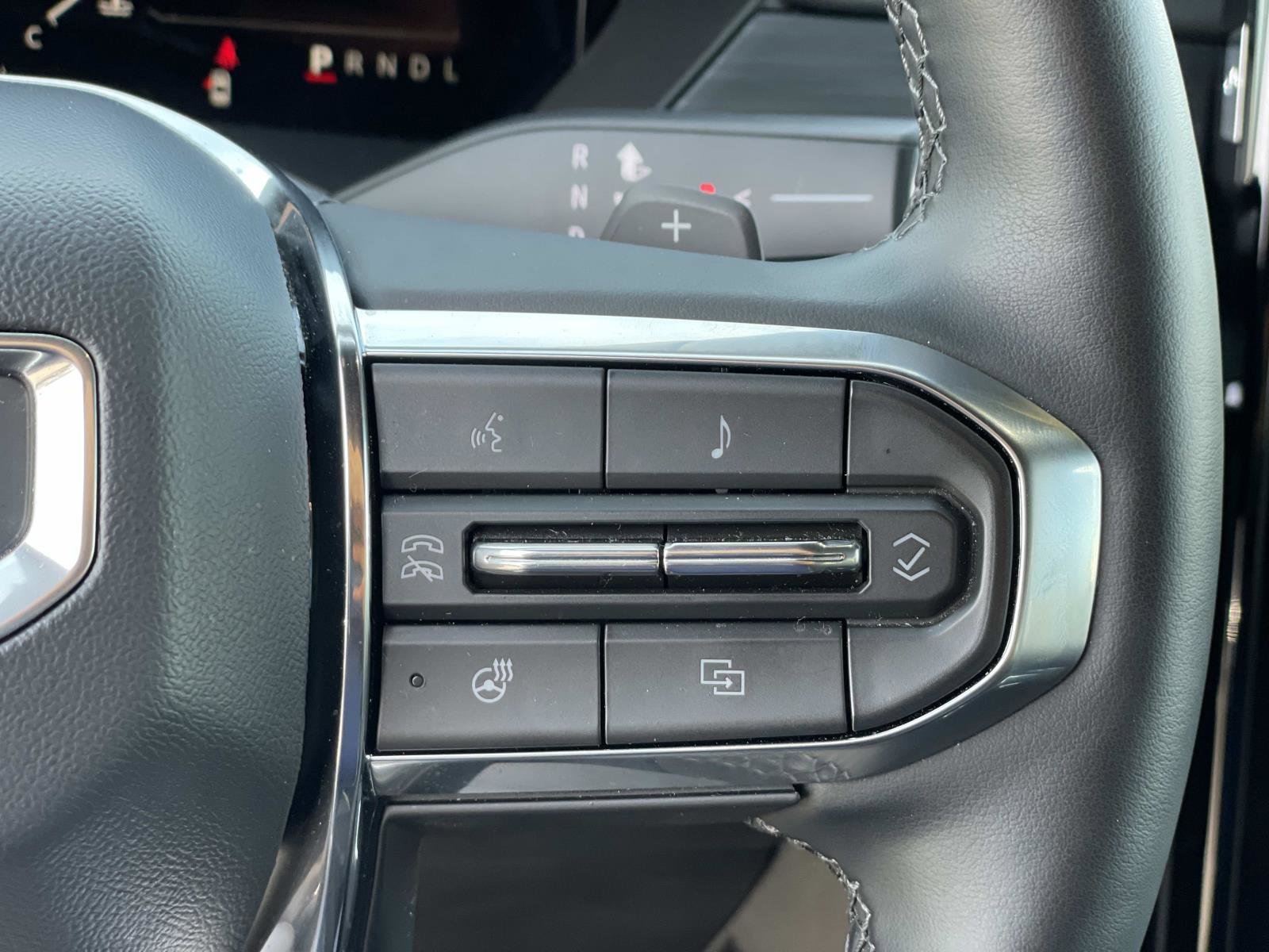 Used 2025 GMC Acadia Elevation w/ Elevation Premium Package image 12