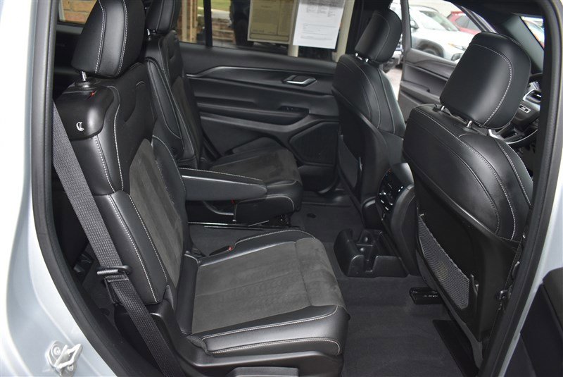 Used 2023 Jeep Grand Cherokee L Laredo AWD/4WD image 30