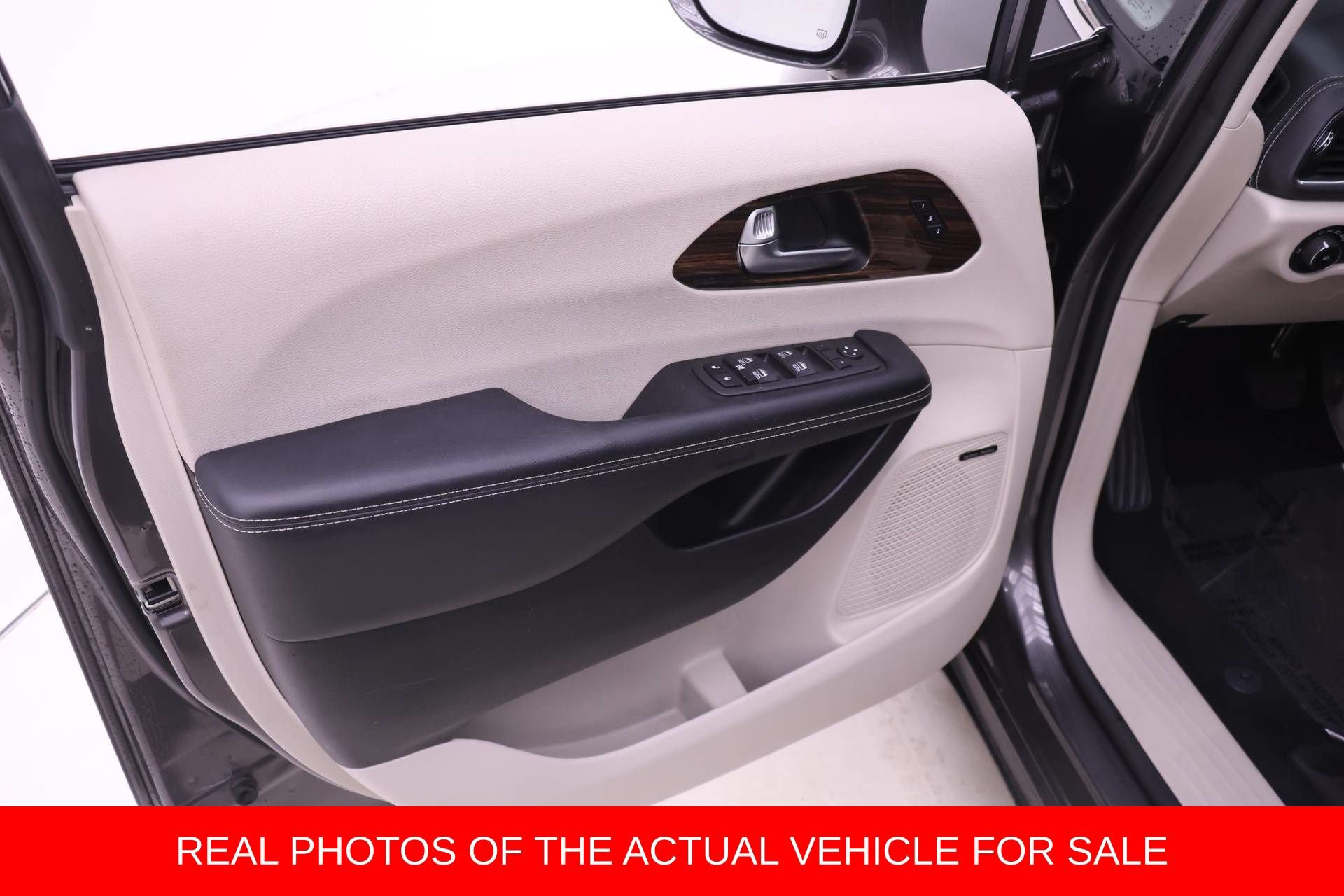 Used 2022 Chrysler Pacifica Limited w/ Uconnect Theater Family Group AWD/4WD image 10