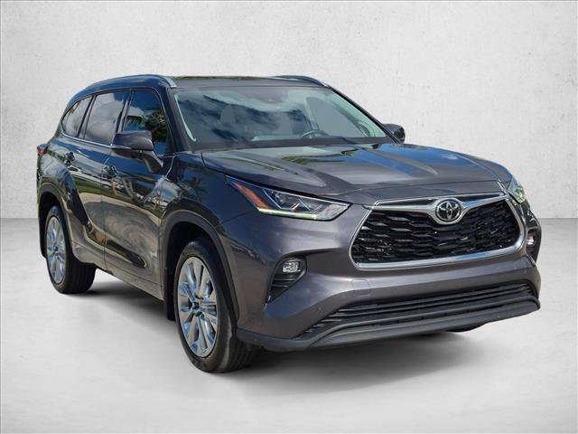 Used 2023 Toyota Highlander Limited FWD image 3