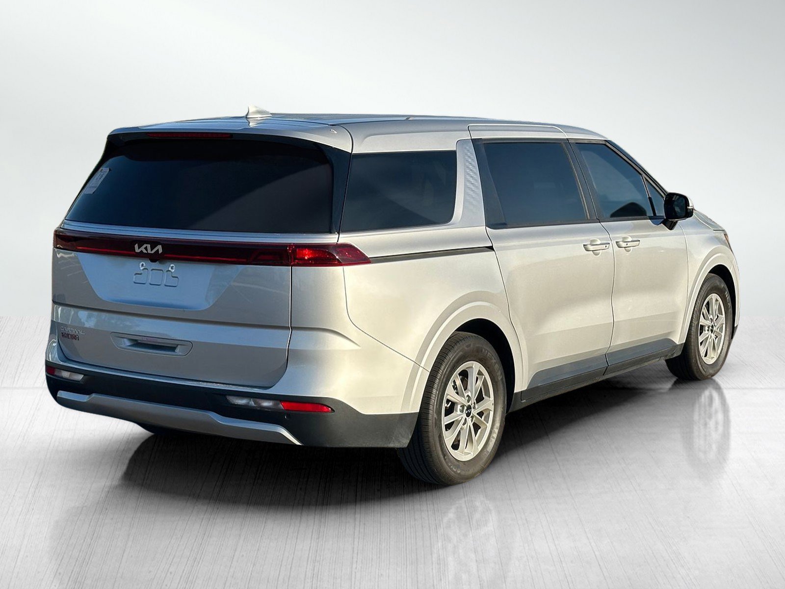 Used 2023 Kia Carnival LX FWD image 7