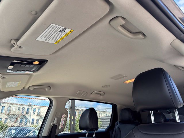 Used 2022 Kia Carnival LX FWD image 22