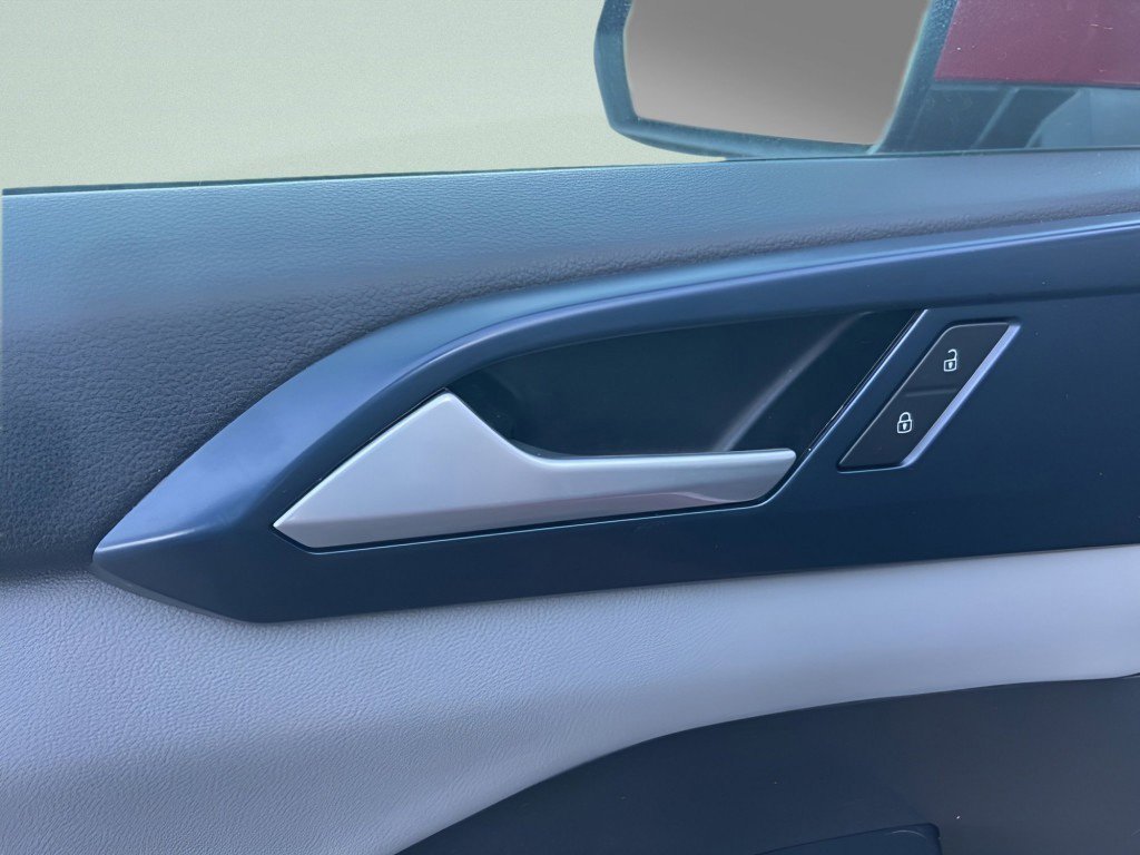 Used 2023 Volkswagen Taos SE w/ Panoramic Sunroof Package image 22