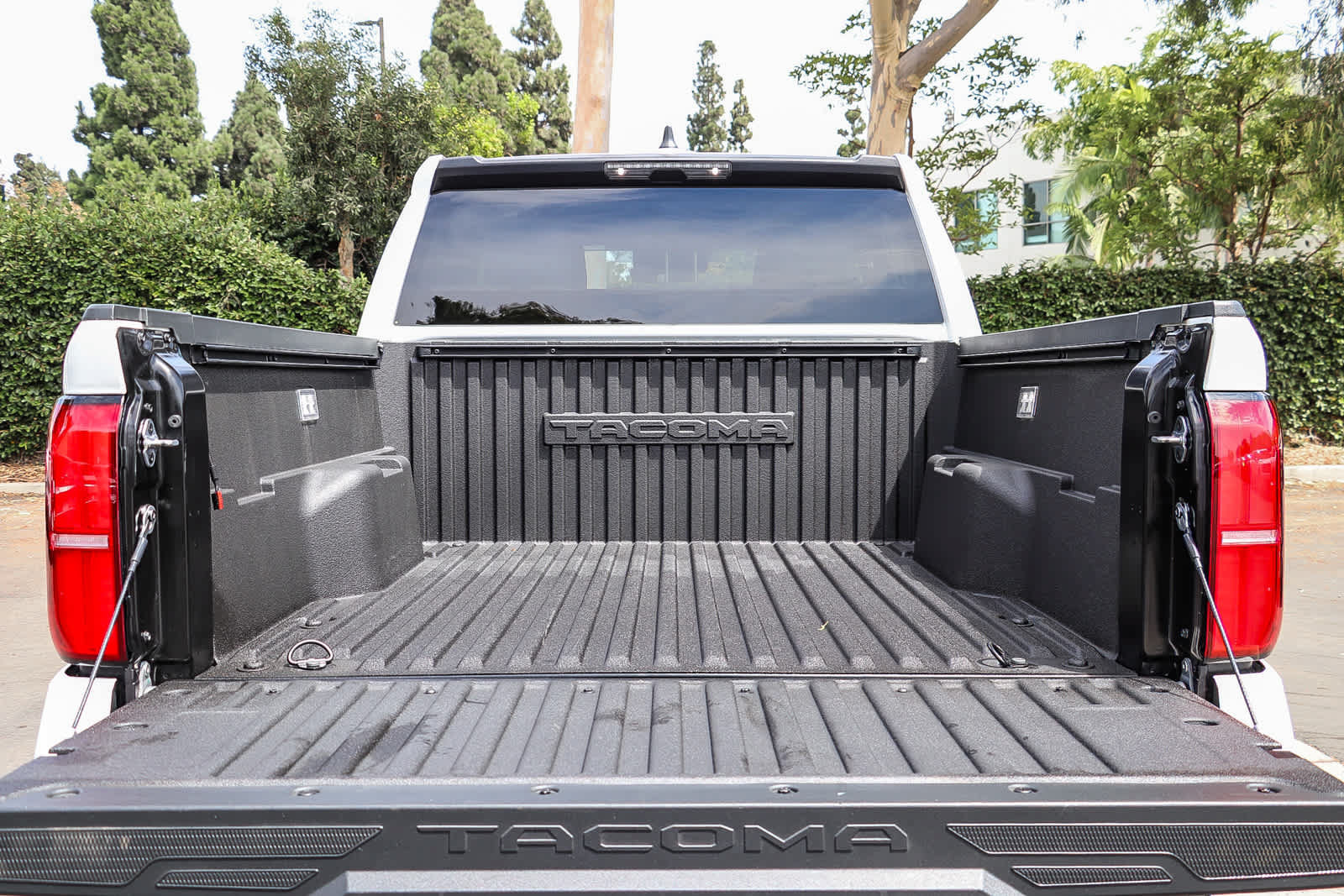 Used 2025 Toyota Tacoma SR5 AWD/4WD image 26
