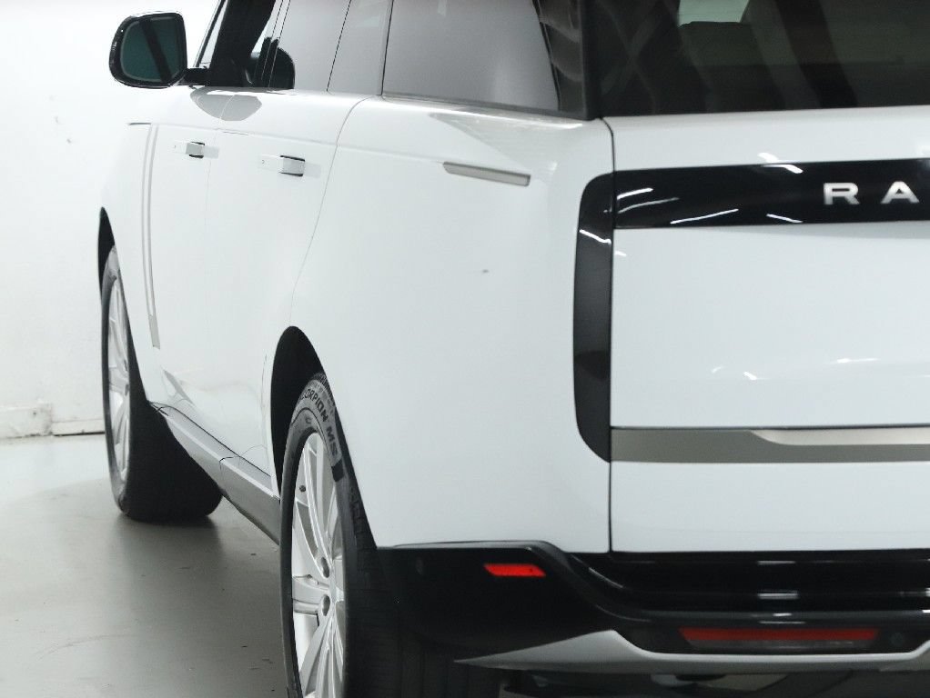 Used 2025 Land Rover Range Rover SE AWD/4WD image 6