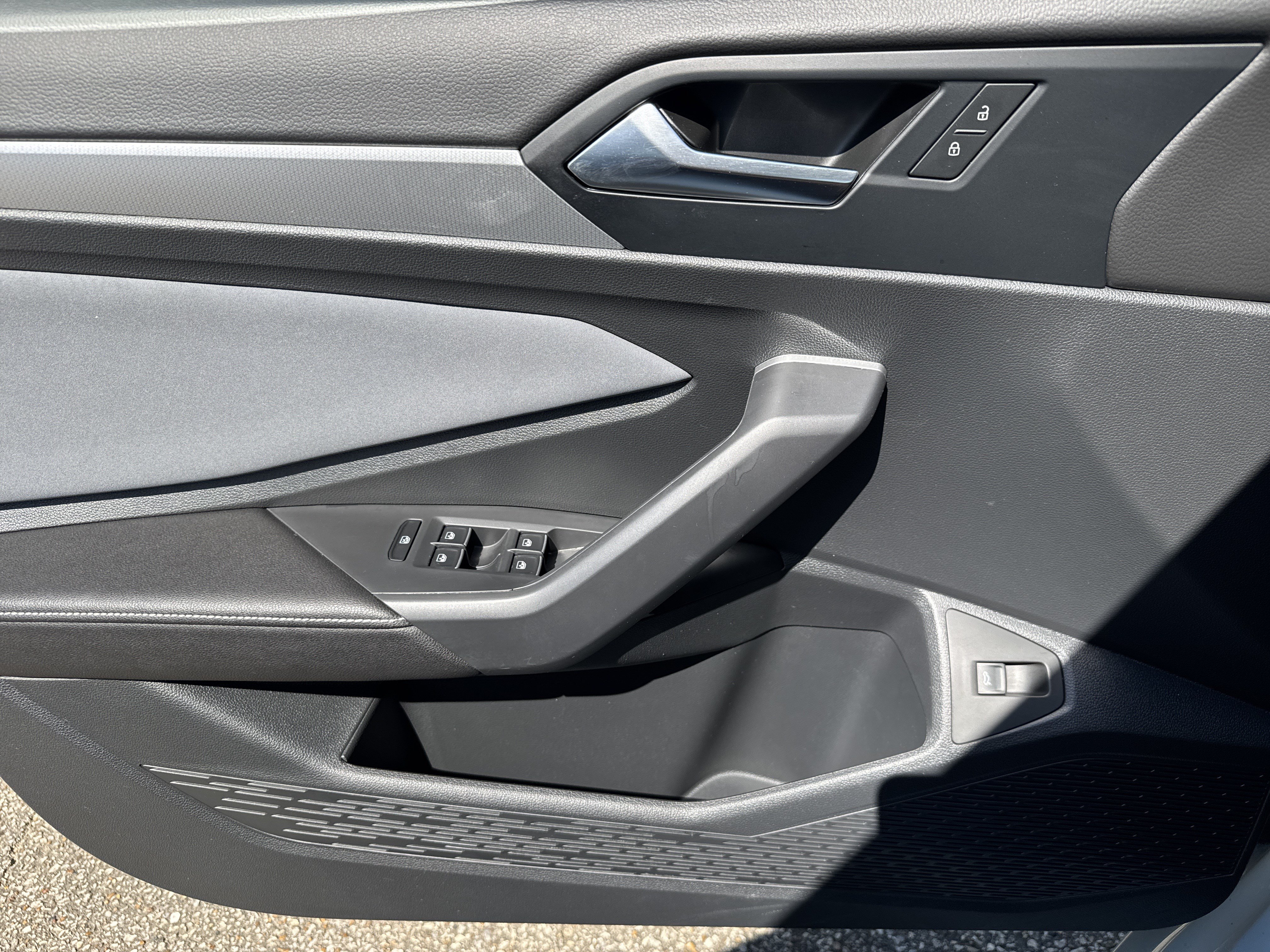 Certified 2025 Volkswagen Jetta SE FWD image 9