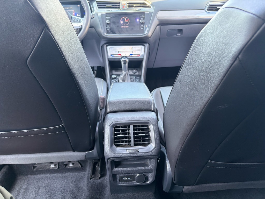 Used 2022 Volkswagen Tiguan SE w/ Panoramic Sunroof Package AWD/4WD image 15