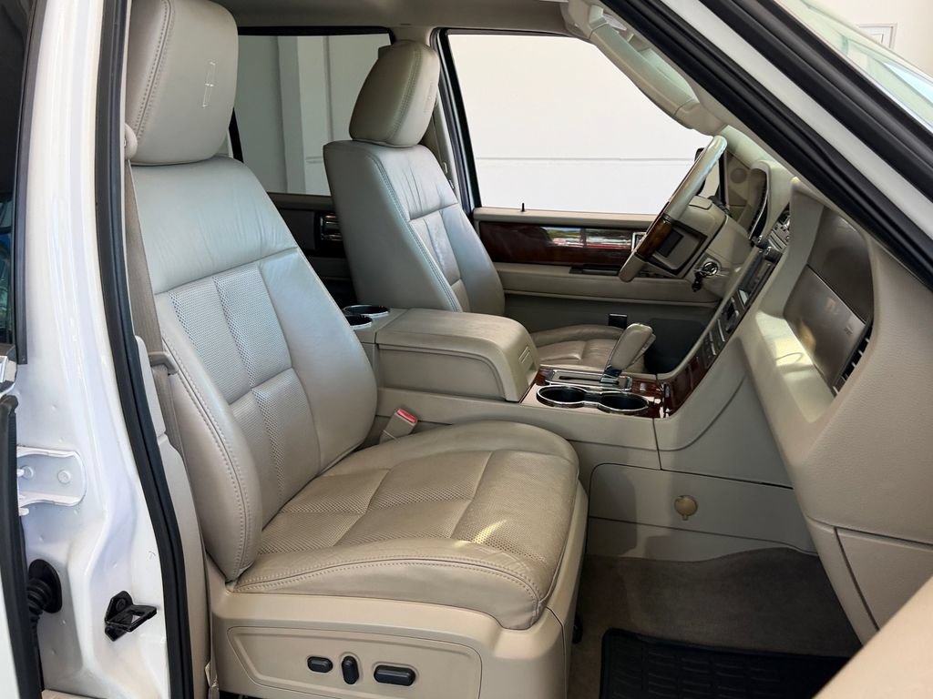 Used 2012 Lincoln Navigator 2WD w/ Monochrome Appearance Pkg image 20