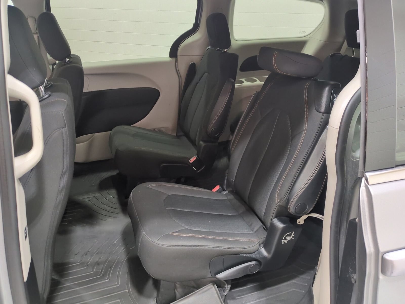 Used 2017 Chrysler Pacifica Touring FWD image 15