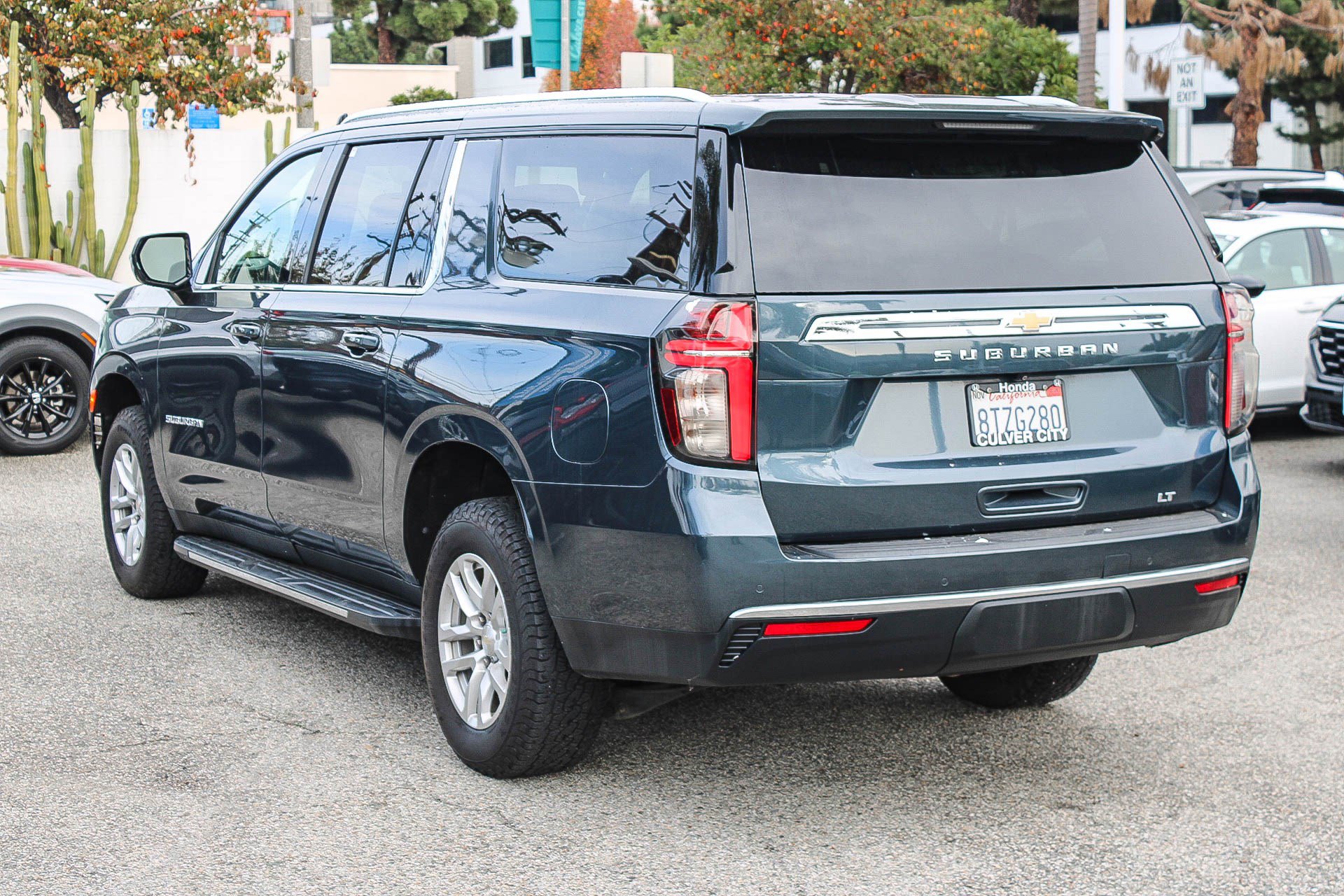 Used 2021 Chevrolet Suburban LT image 7