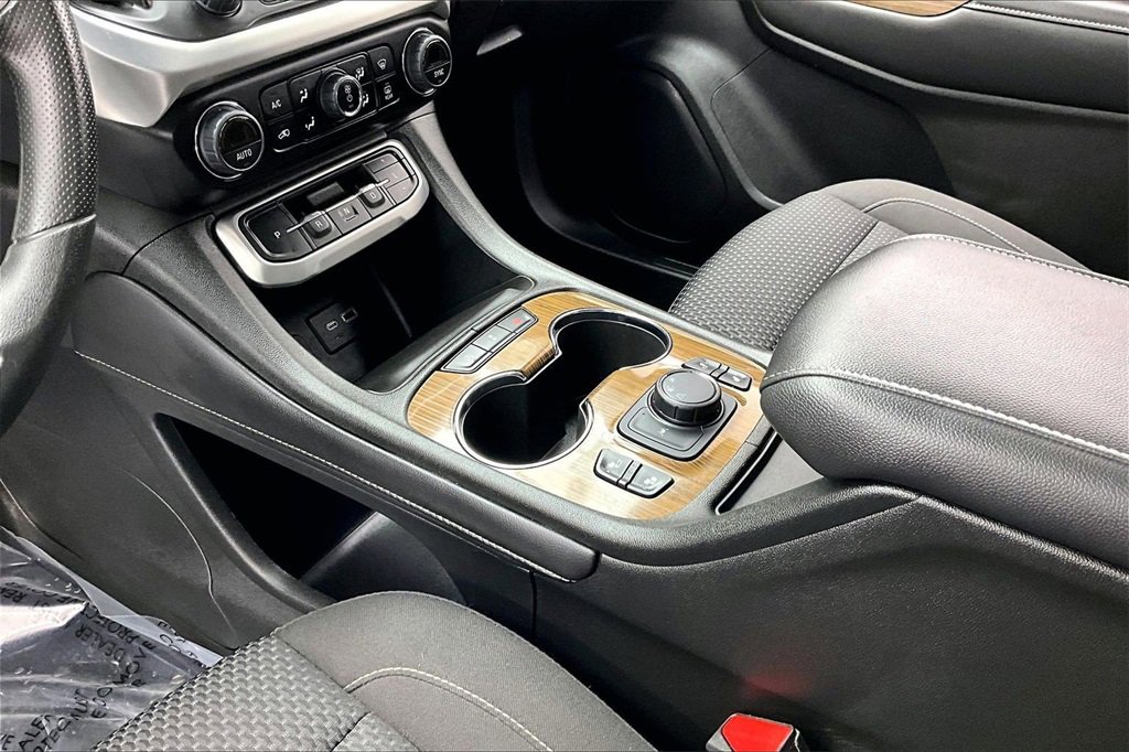 Used 2023 GMC Acadia SLE w/ Driver Convenience Package image 15