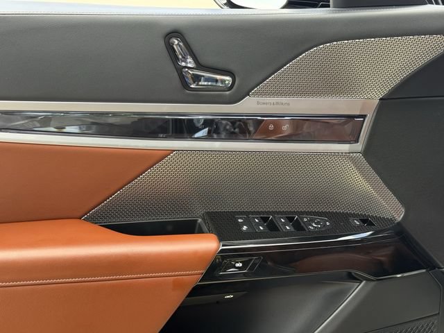 Used 2023 BMW 760i xDrive AWD/4WD image 25