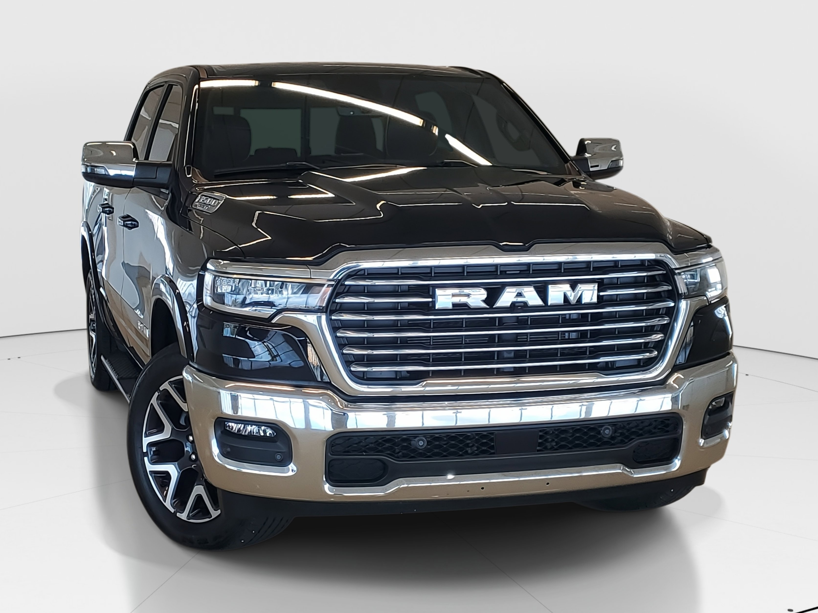 Used 2025 RAM 1500 Laramie AWD/4WD image 2