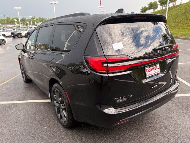 New 2027 Chrysler Pacifica Limited w/ Family Tech Group AWD/4WD image 5