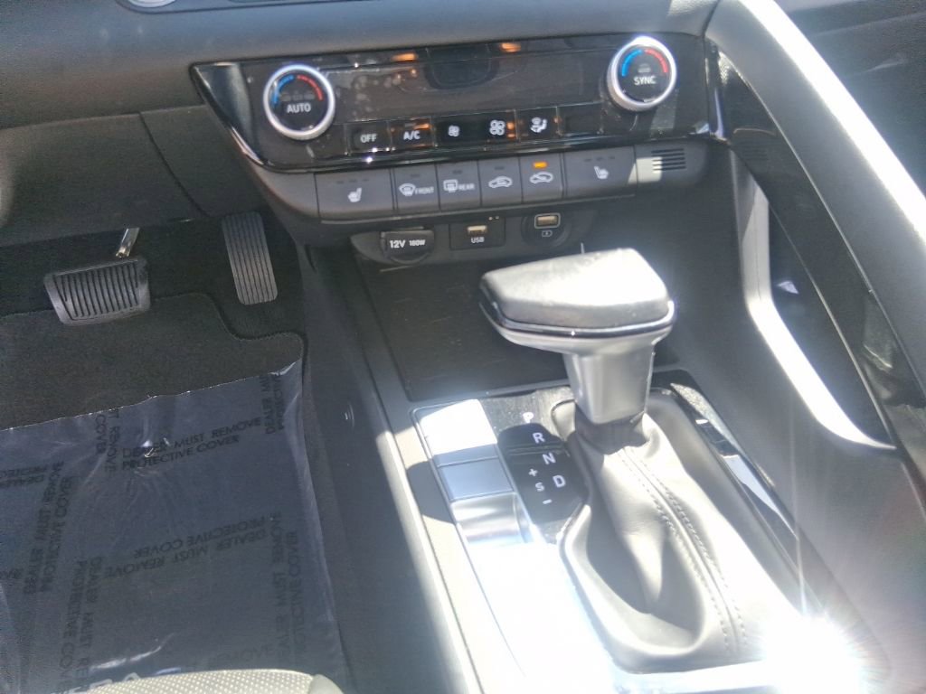 Used 2022 Hyundai Elantra Limited w/ Winter Weather Package image 17
