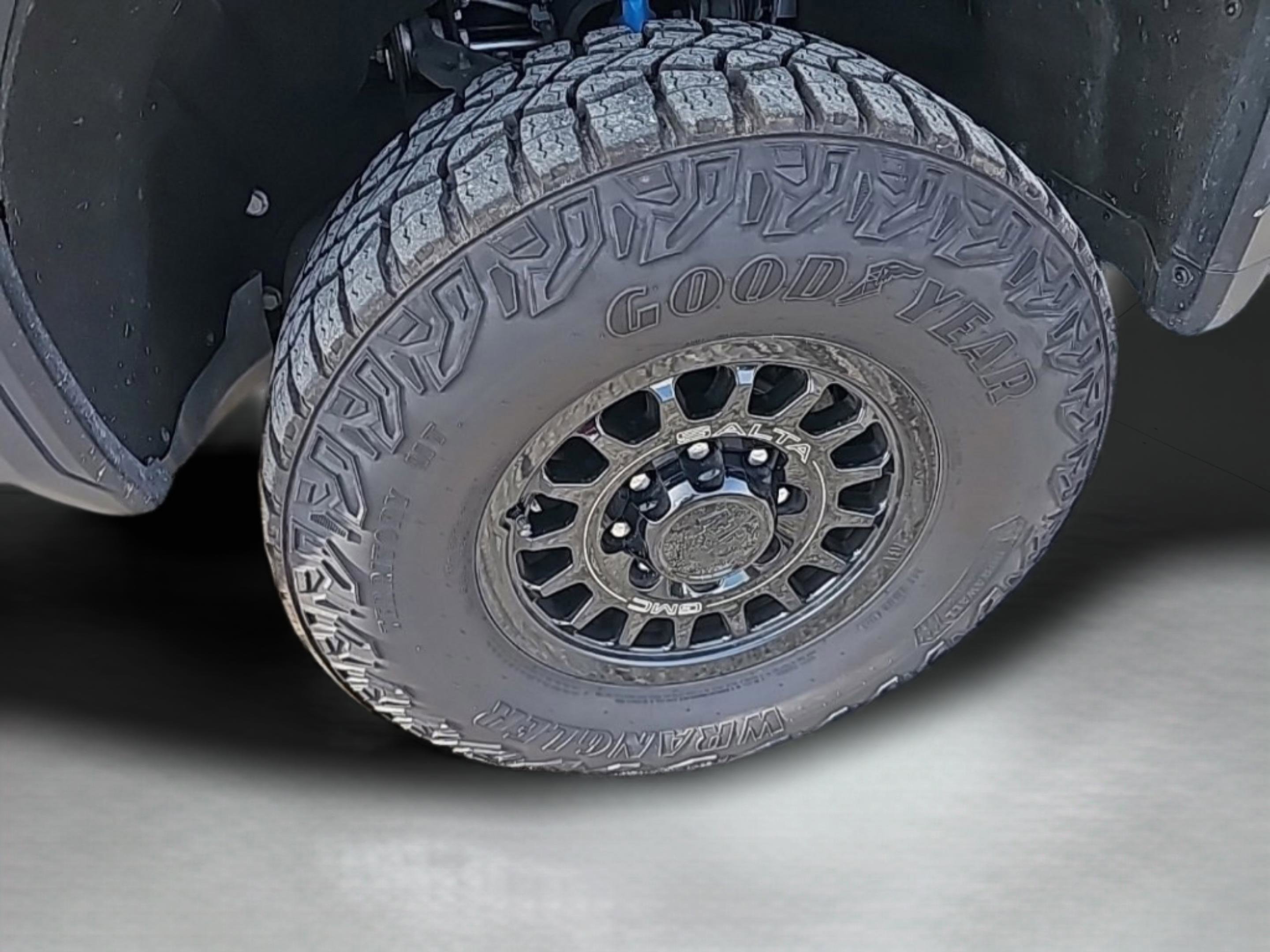 Used 2024 GMC Sierra 2500 AT4X w/ AT4X AEV Edition image 34