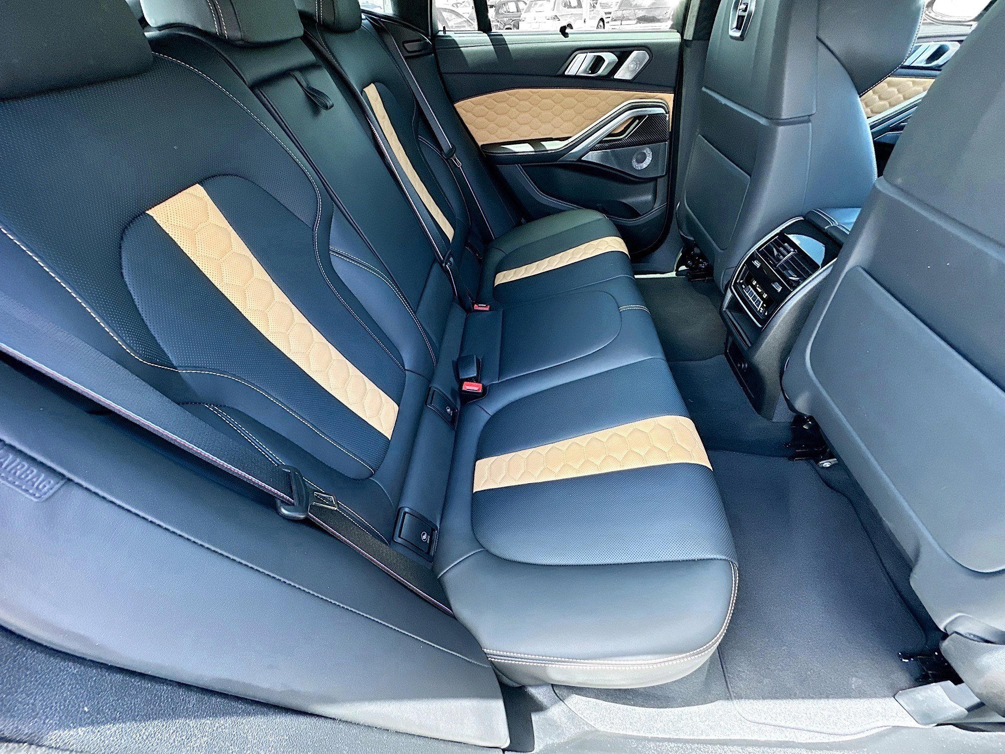 Used 2025 BMW X6 M Competition w/ Executive Package image 31