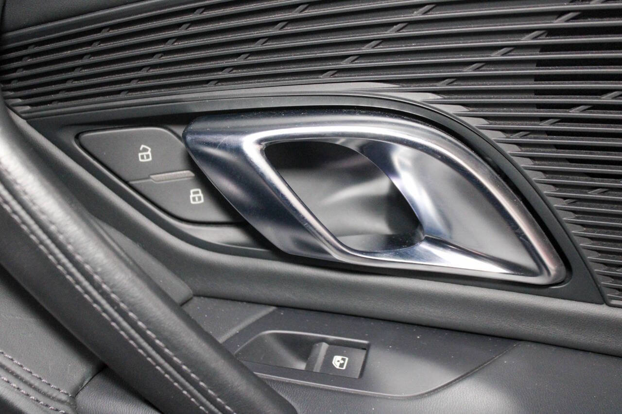 Used 2017 Audi R8 V10 w/ Carbon Exterior Package image 32