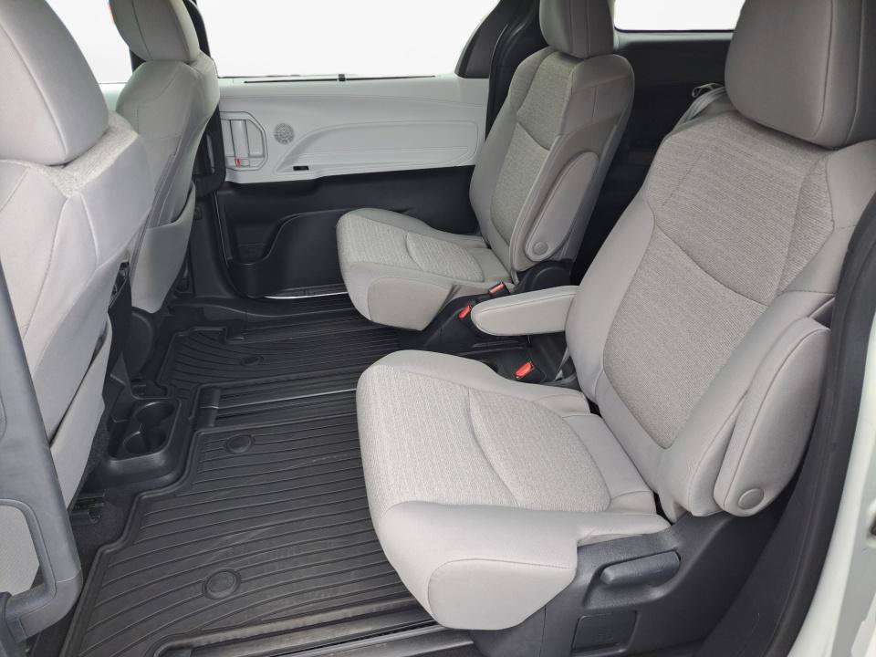 Used 2025 Toyota Sienna LE AWD/4WD image 15