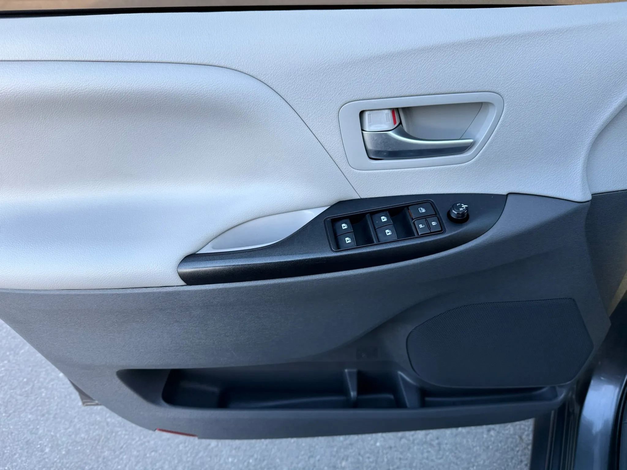 Used 2018 Toyota Sienna LE FWD image 13