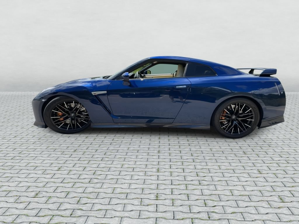 Used 2017 Nissan GT-R Premium w/ Premium Interior Package AWD/4WD image 5