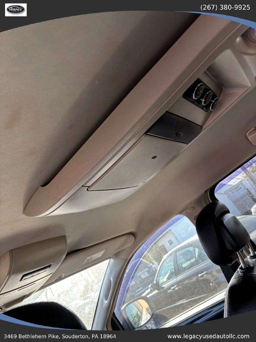 Used 2016 Chrysler Town & Country Touring FWD image 37