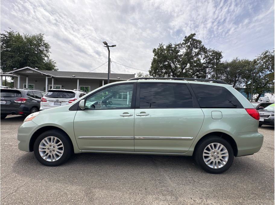 Used 2010 Toyota Sienna XLE Limited w/ XLE Limited Pkg 2 AWD/4WD image 4