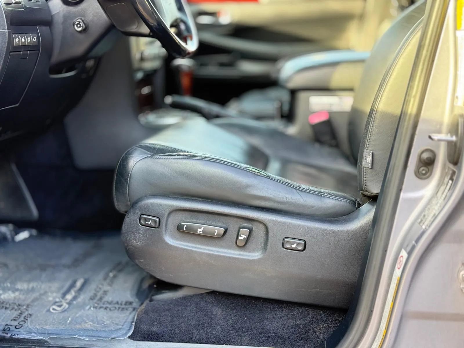 Used 2011 Lexus LX 570 4WD w/ Luxury Pkg image 9