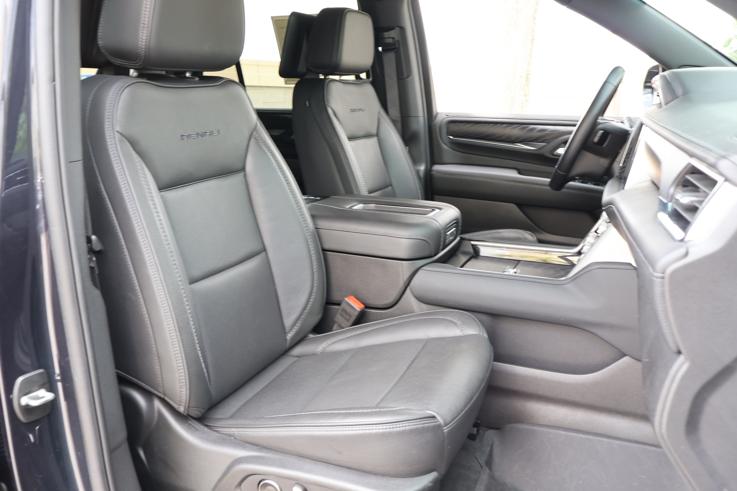 Used 2024 GMC Yukon Denali w/ Advanced Technology Package AWD/4WD image 26
