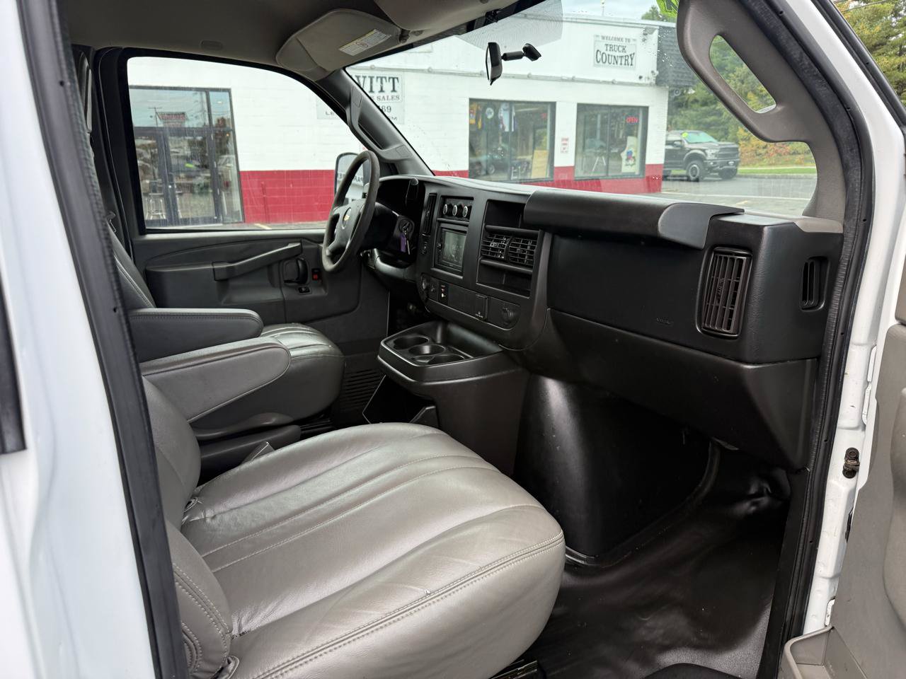 Used 2017 Chevrolet Express 3500 RWD image 25