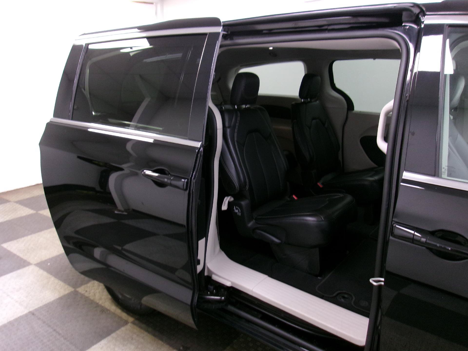Used 2024 Chrysler Pacifica Touring-L FWD image 12