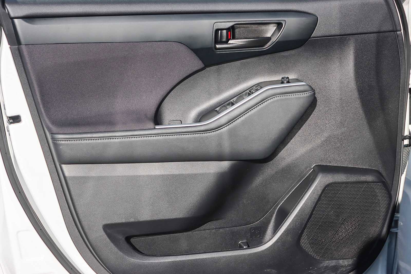 Used 2023 Toyota Highlander L image 20