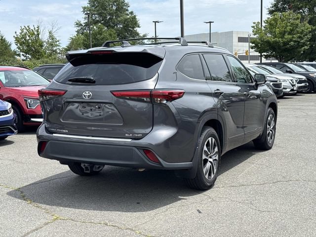 Used 2021 Toyota Highlander XLE AWD/4WD image 2