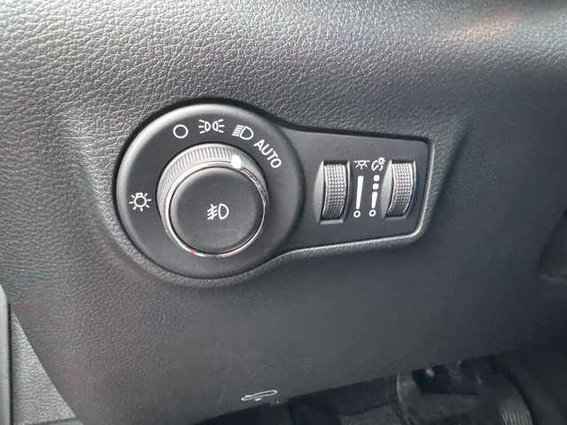 Used 2026 Jeep Compass Latitude AWD/4WD image 16