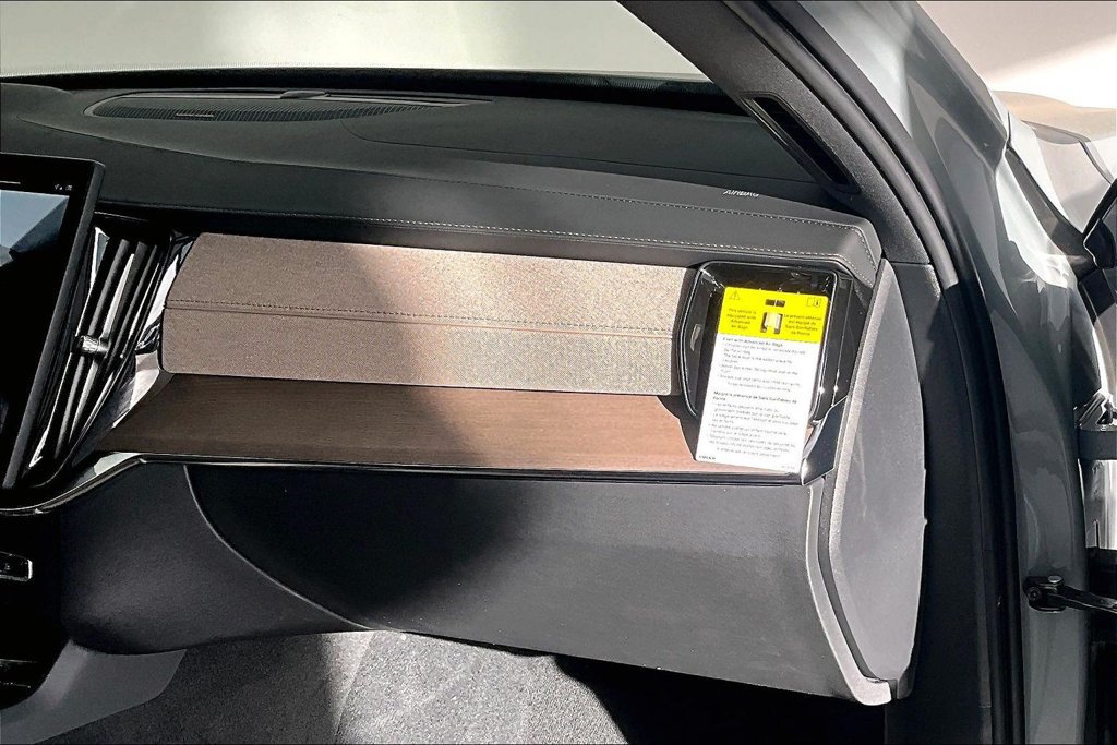 New 2026 Volvo XC90 T8 Plus w/ Protection Package Premier AWD/4WD image 13